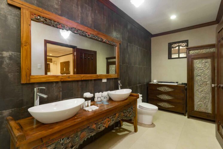 executive-bathroom